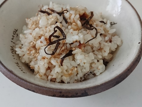 簡単！激ウマ！やみつき塩昆布混ぜご飯